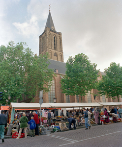838719 Afbeelding van de rommelmarkt op het Jacobskerkhof, aan de zuidzijde van de Jacobikerk te Utrecht.